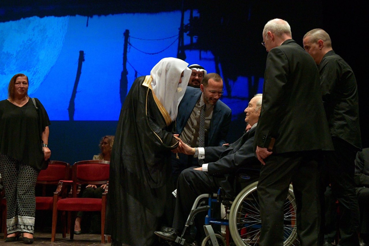 د.العيسى يصافح راعي الحفل.