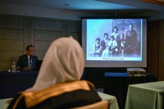 Le SG rencontrant au Japon le président du Centre de Recherche “La Paix” pour une présentation d’un grand nombre de documents relatifs à la bombe Hiroshima servant dans divers domaines