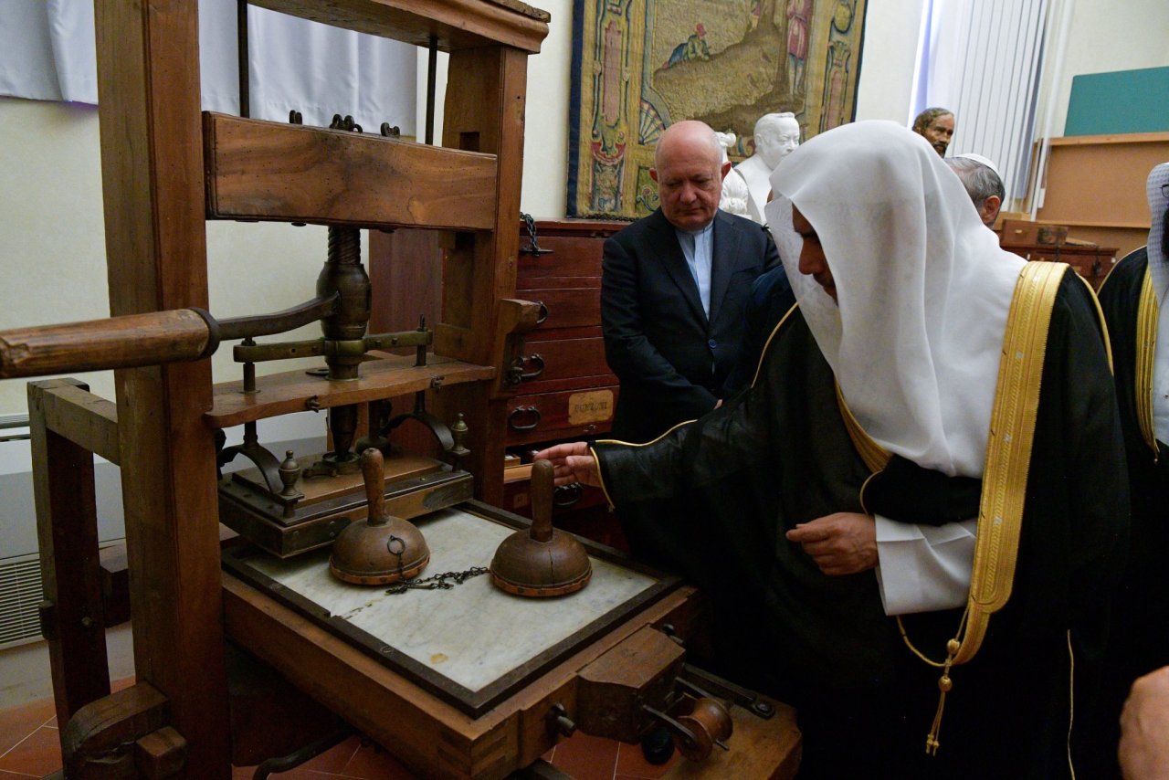 معالي أمين عام ⁧رابطة العالم الإسلامي⁩ الشيخ د. محمد العيسى يزور مكتبة (لاورنتسيانا) في ⁧فلورنسا⁩ الإيطالية، حيث كان في استقباله مدير المكتبة، مستعرضاً عدداً من الوثائق والمؤلفات التاريخية، من بينها 11 ألف مخطوط نادر، تشمل 100 مخطوط للقرآن الكريم