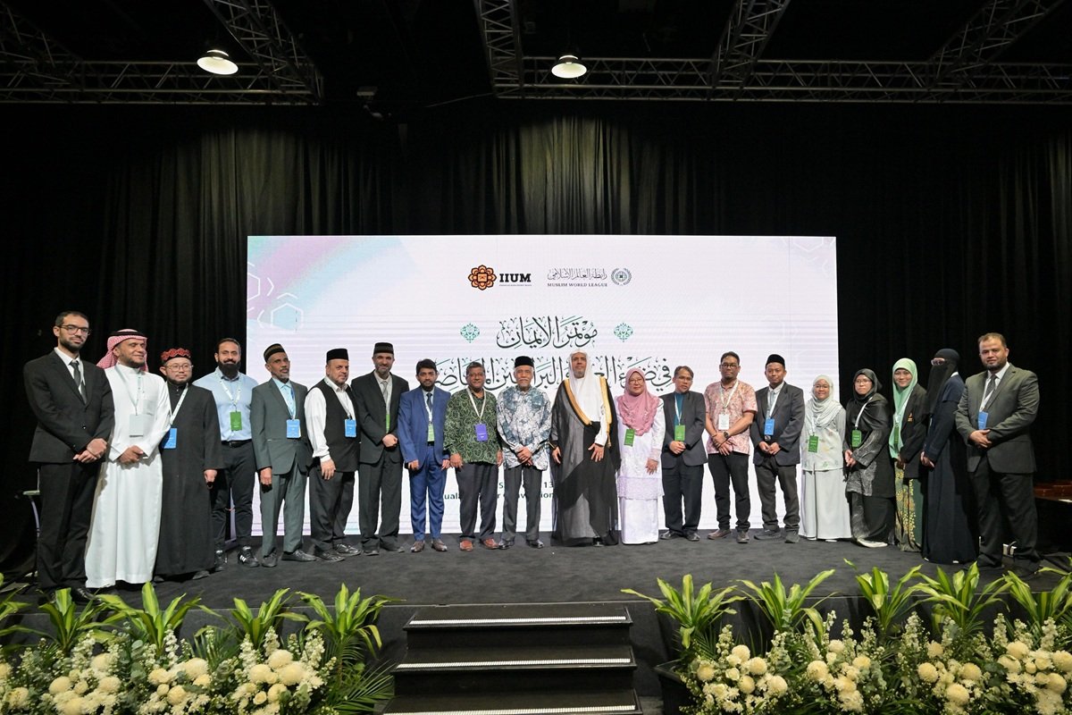 Sekretaris Jenderal Liga Muslim Dunia Membuka Konferensi "Iman dalam Perspektif Sains dan Bukti-Bukti Kontemporer" di Malaysia