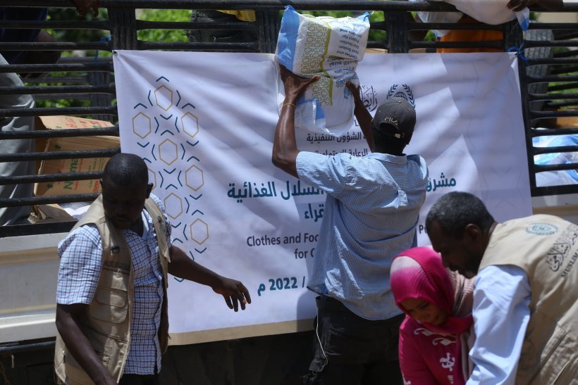 رابطة العالم الإسلامي‬⁩ يدٌ تمتدُّ إلى المحتاجين، بلا تمييز، في 95 دولةً؛ برامجُ تنمويةٌ ورعويةٌ وإغاثيةٌ شاملةٌ لليتامى والمرضى واللاجئين، وهدفٌ واحدٌ: الإحسان إلى الإنسان