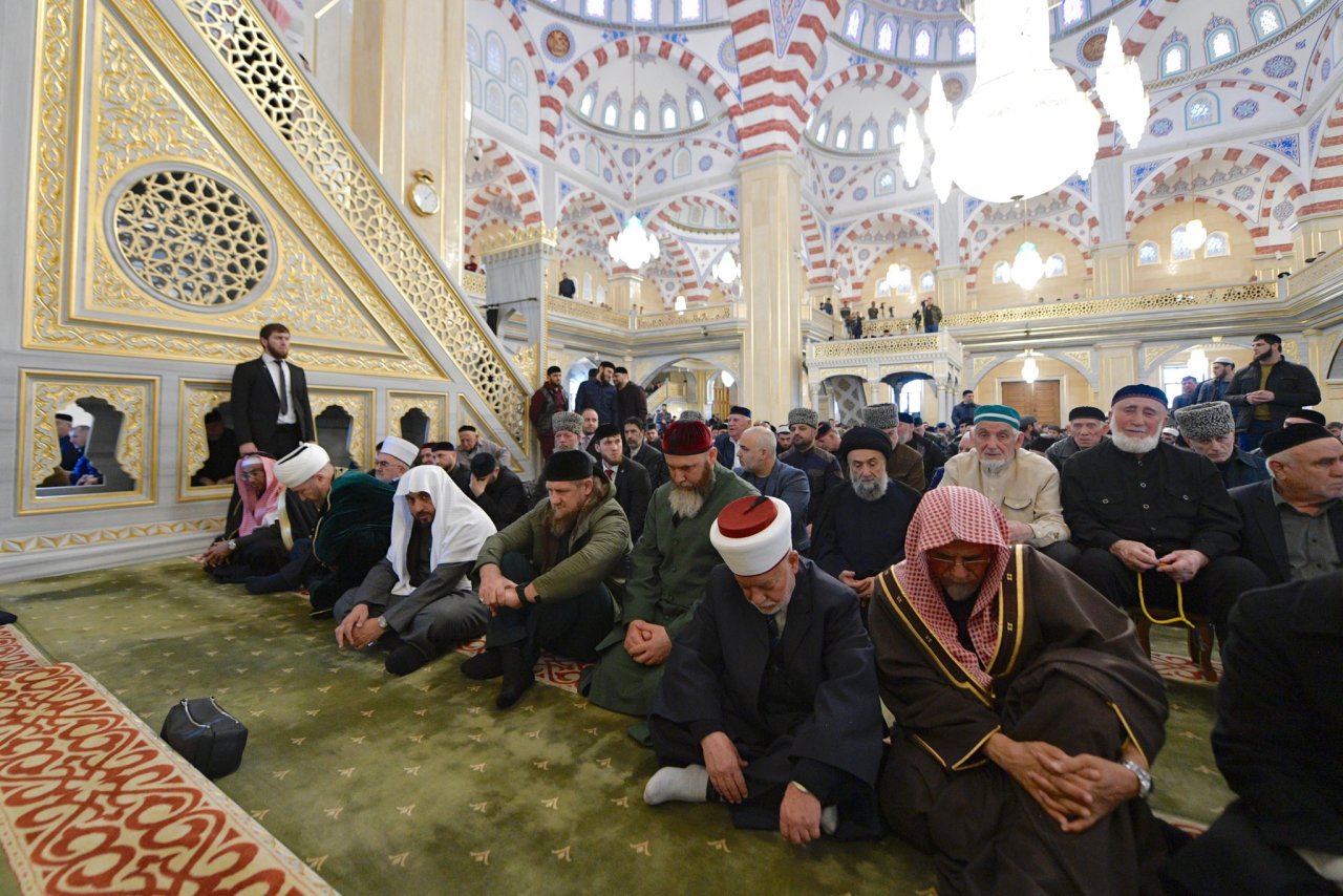 عزت مآب شیخ ڈاکٹر محمد العیسی جمہوریہ چیچینیا کے شہر گروزنی کی جامع مسجد میں محترم چیچن صدر اور عالم اسلامی کے مفتیان عظام وعلمائے کرام کی موجودگی میں خطبۂ جمعہ سے خطاب کررہے ہیں