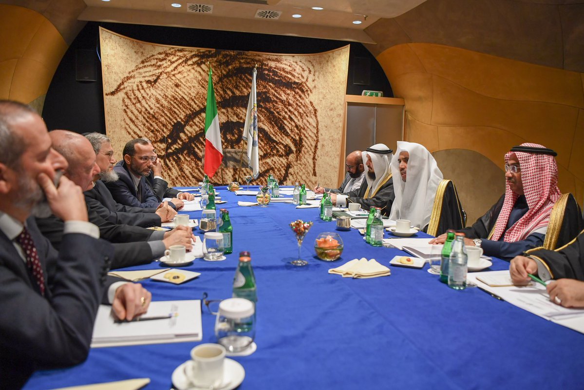 د.العيسى يلتقي وفد كلية فلورانس للتواصل الثقافي والديني.