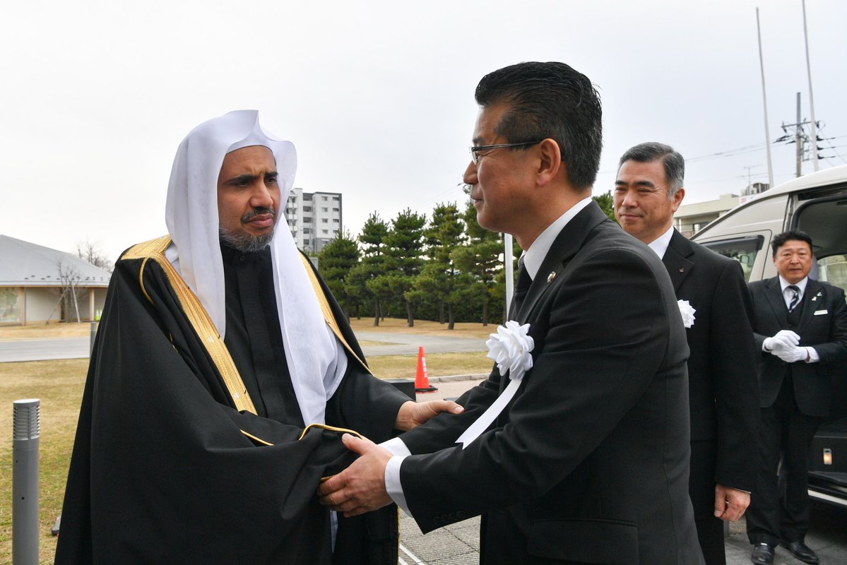 Le Gouverneur de la ville japonaise de Sendai, M. Shiro Yamada, le Président du Parlement M. Owenu, et le Maire de la ville M. Takahachi, recevant le SG de la L.I.M.
