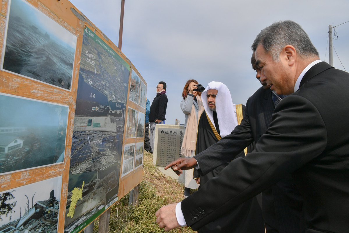 Le Gouverneur de la ville japonaise de Sendai, M. Shiro Yamada, le Président du Parlement M. Owenu, et le Maire de la ville M. Takahachi, recevant le SG de la L.I.M.