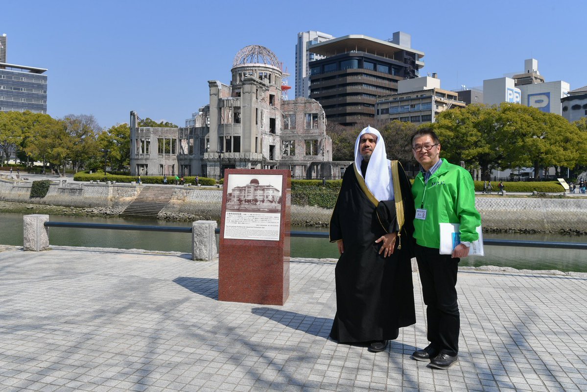 مدير متحف هيروشيما يُرحب بزيارة معالي الأمين العام د. محمد العيسى، مثمناً مشاعره الإنسانية والسِّلْمية .. فيما أهدى لمعاليه الكتابَ التفصيلي لتداعيات إلقاء القنبلة النووية &quot;بغلاف صورة الساعة المتوقفة من لحظة إلقائها&quot;