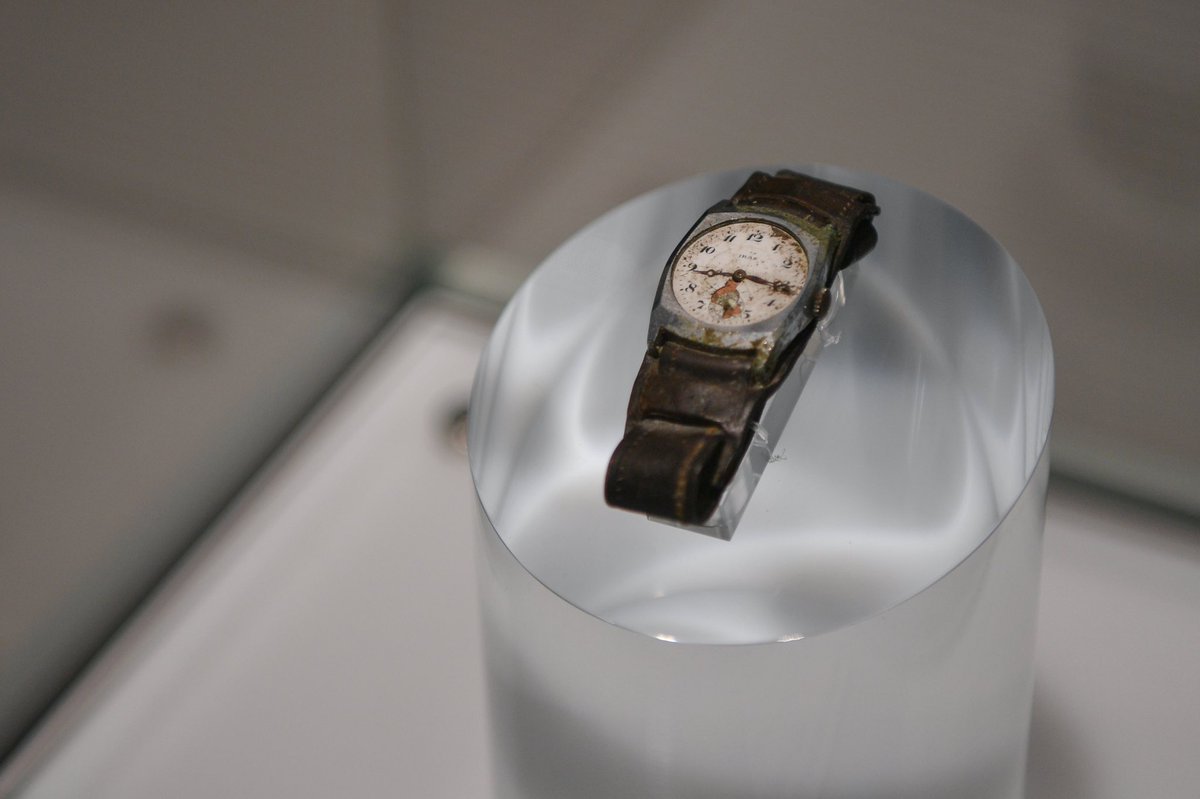 مدير متحف هيروشيما يُرحب بزيارة معالي الأمين العام د. محمد العيسى، مثمناً مشاعره الإنسانية والسِّلْمية .. فيما أهدى لمعاليه الكتابَ التفصيلي لتداعيات إلقاء القنبلة النووية &quot;بغلاف صورة الساعة المتوقفة من لحظة إلقائها&quot;