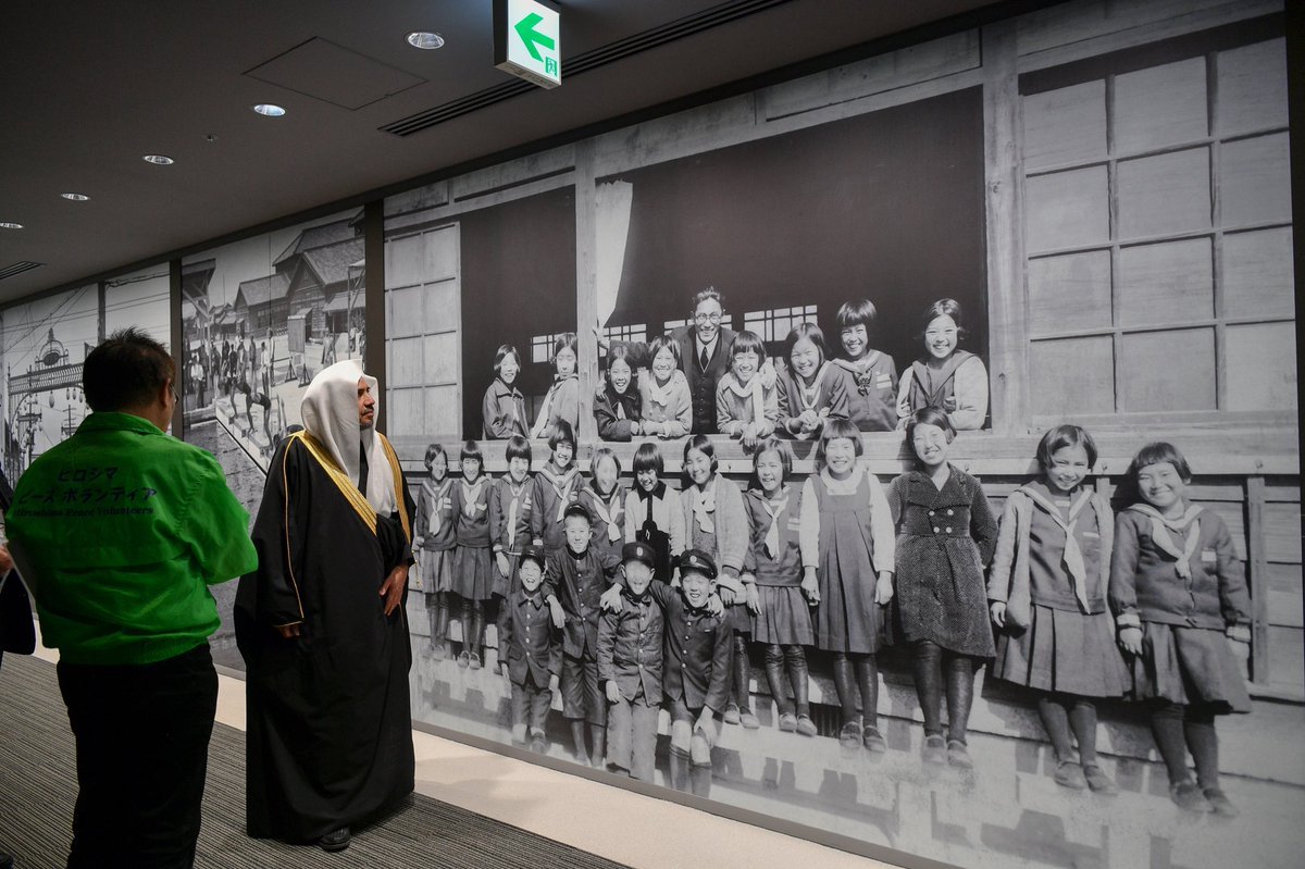 مدير متحف هيروشيما يُرحب بزيارة معالي الأمين العام د. محمد العيسى، مثمناً مشاعره الإنسانية والسِّلْمية .. فيما أهدى لمعاليه الكتابَ التفصيلي لتداعيات إلقاء القنبلة النووية &quot;بغلاف صورة الساعة المتوقفة من لحظة إلقائها&quot;