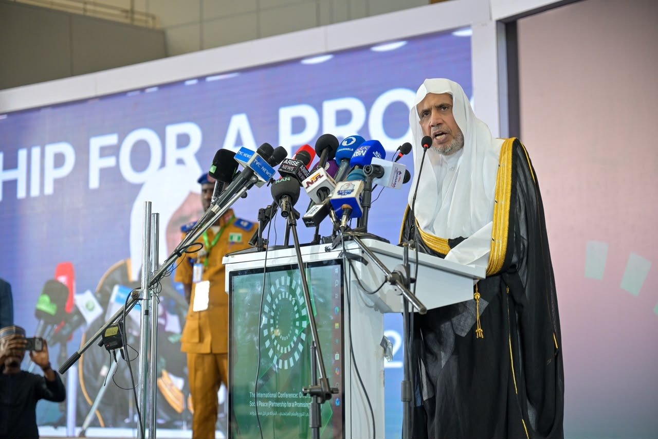 من العاصمة النيجيرية أبوجا.. وبرعاية فخامة رئيس الجمهورية:  د.العيسى يطلق مبادرةَ رابطة العالم الإسلامي للسِّلم المجتمعيّ في غرب أفريقيا