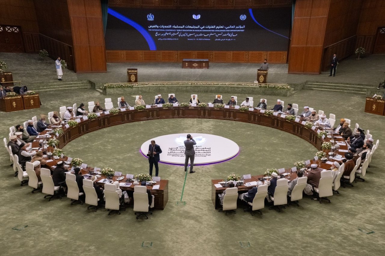 بحضور مُمثِّلي المجامع الفقهية والهيئات والمجالس واللجان الشرعية وجمعٍ مباركٍ من مفتي وكبار علماء العالم الإسلامي من مختلف المذاهب والمدارس