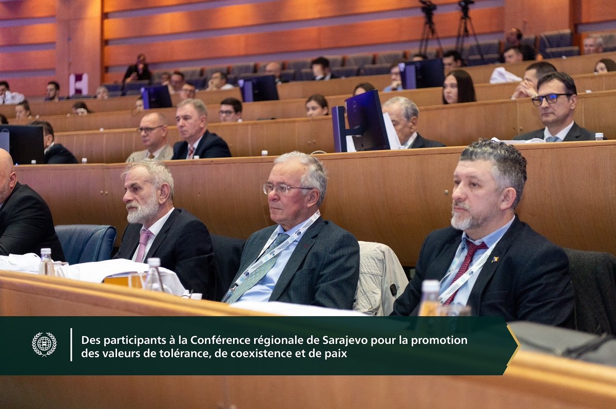 La ville de Sarajevo l’a accueilli en présence de la diversité bosniaque musulmane, serbe et croate :