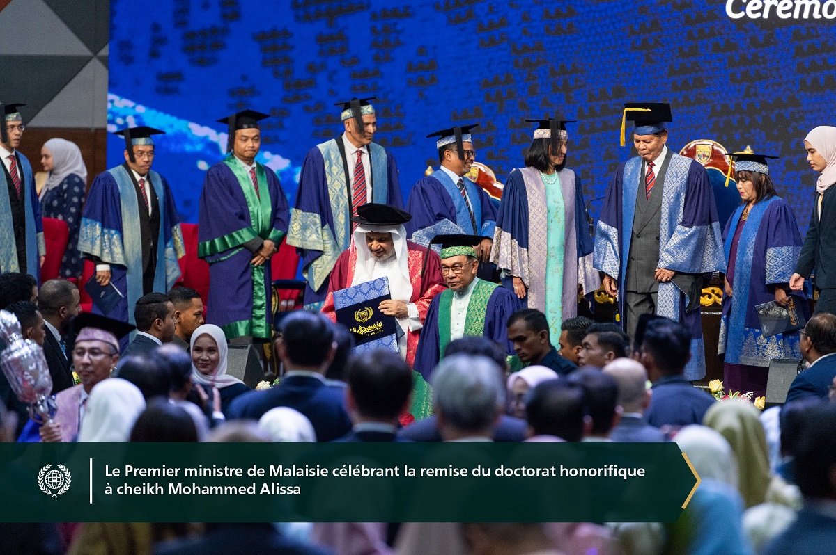 En présence du Premier Ministre de Malaisie et de ses adjoints :