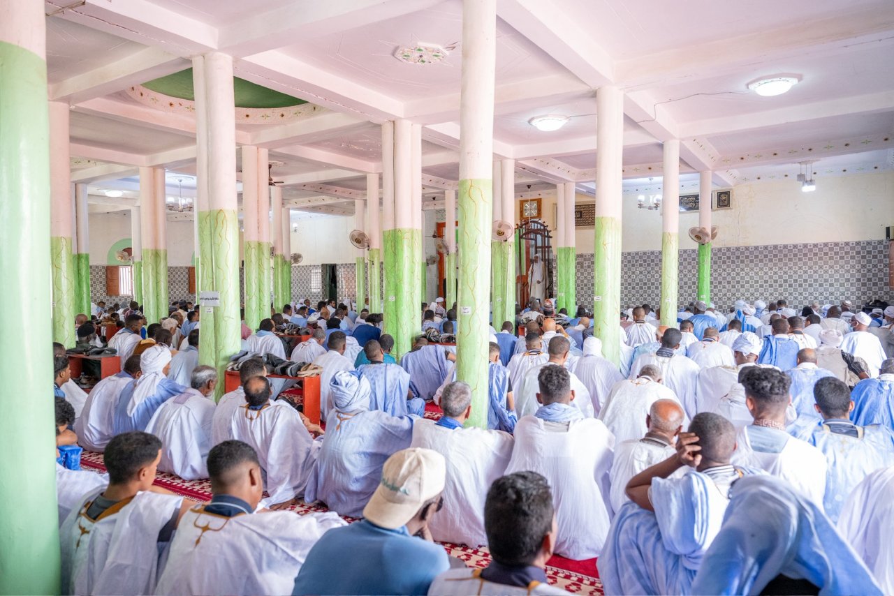Hoy, durante el sermón del viernes en Nuakchot, precedido por una gran recepción académica: el Sheij Mohammed Alissa pronunció el sermón y dirigió la oración en presencia de altos responsables religiosos y numerosos fieles.
