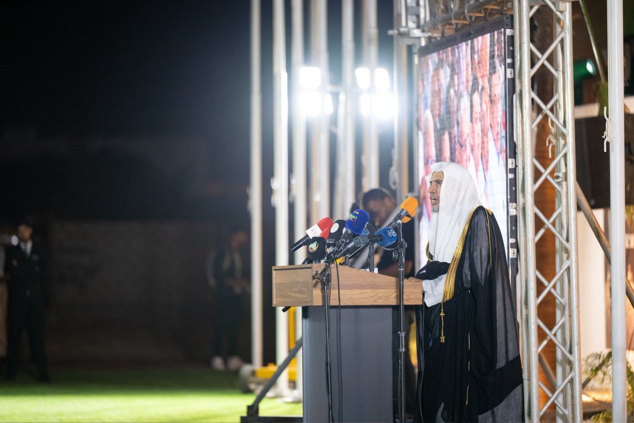 معالي الأمين العام، رئيس هيئة علماء المسلمين، المشرف العام على متاحف السيرة النبوية والحضارة الإسلامية، فضيلة الشيخ د.⁧‫#محمد_العيسى‬⁩ ⁦‪@MhmdAlissa‬⁩، في كلمته في حفل افتتاح المتحف الدوليّ للسيرة النبوية بنواكشوط: ‏&quot;للمتحف -بإشراف ⁧‫#رابطة_العالم_الإسلامي‬⁩- عنايةٌ بدلائل النبوة بخاصةٍ، ودلائل الإيمان بعامّة، كما له عنايةٌ بالتصدّي للشبهات، أيًّا كان مصدرُها وباعثُها&quot;.