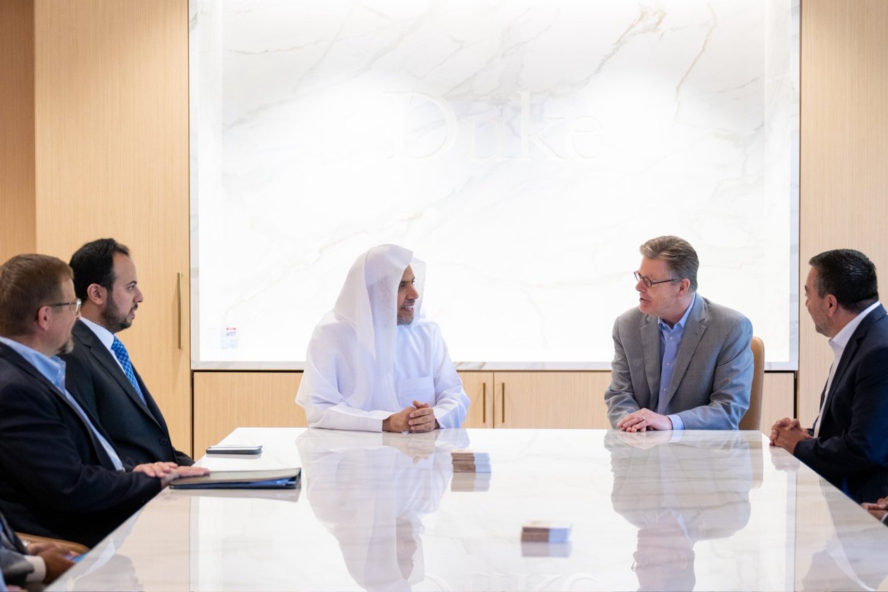 ‏التقى معالي الأمين العام، رئيس هيئة علماء المسلمين، فضيلة الشيخ د. ⁧‫محمد العيسى‬⁩ ‬⁩، رئيسَ جامعة ديوك الأمريكية، د. فنسنت برايس. ‏ورحّب د. فنست بزيارة معاليه للجامعة، مقدّراً تلبيته استضافةَ الجامعة للمحاضرة فيها