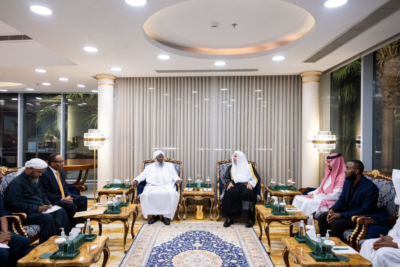 ‏استقبل معالي الأمين العام، رئيس هيئة علماء المسلمين، فضيلة الشيخ د.⁧‫محمد العيسى‬⁩ ⁦‪‬⁩، في مكتبه مساء اليوم، فضيلة كبير الأئمة، رئيس المجلس الأعلى للشؤون الإسلامية، رئيس مجلس العلماء بجمهورية إثيوبيا، الشيخ د.حاجي إبراهيم توفا. ‏واستعرضَ اللقاءُ الموضوعات ذات الاهتمام المشترك.