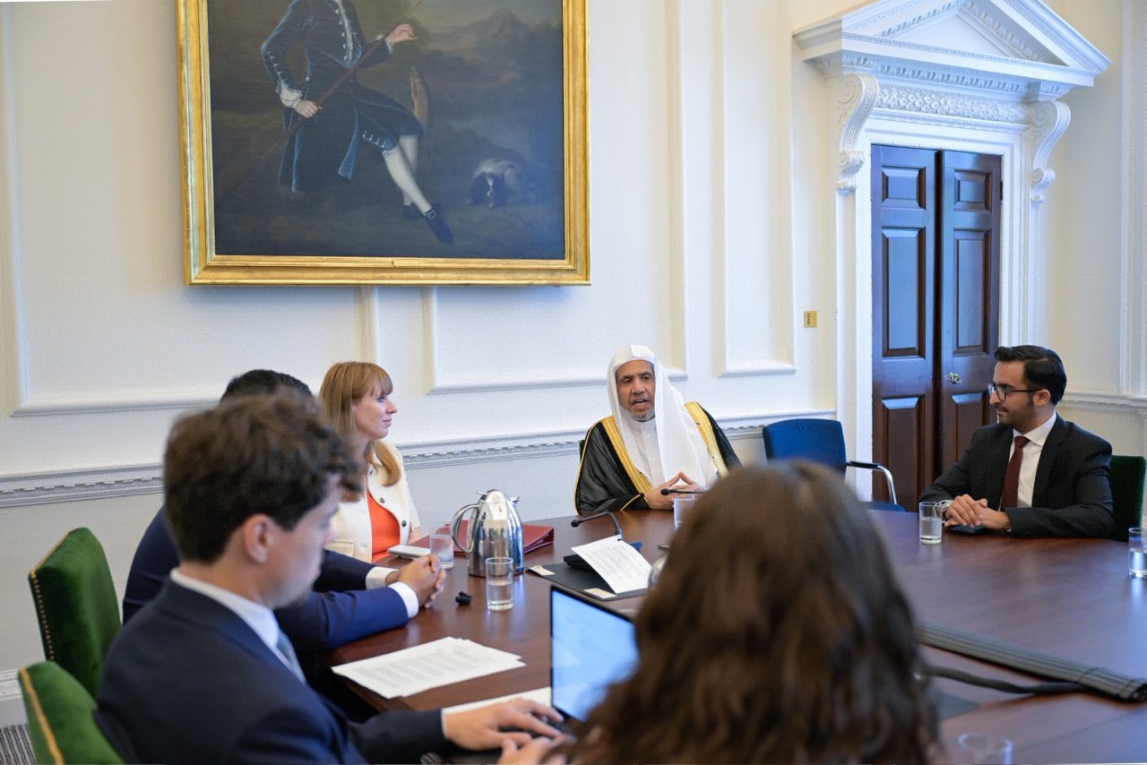 التقَتْ نائبة رئيس الوزراء البريطاني، السيدة أنجيلا راينر، معالي الأمين العام، رئيس هيئة علماء المسلمين، فضيلة الشيخ د.⁧‫محمد العيسى