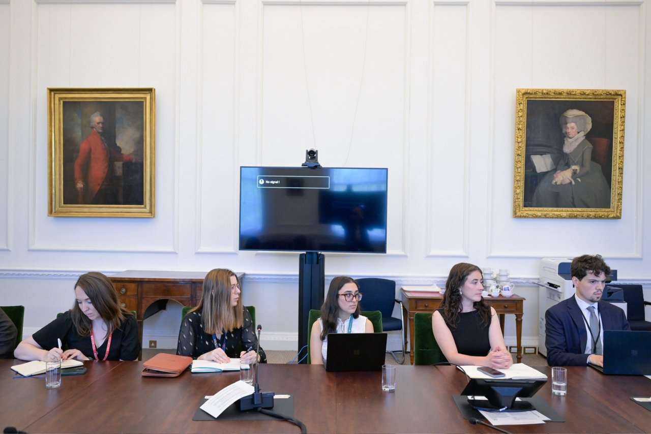 التقَتْ نائبة رئيس الوزراء البريطاني، السيدة أنجيلا راينر، معالي الأمين العام، رئيس هيئة علماء المسلمين، فضيلة الشيخ د.⁧‫محمد العيسى