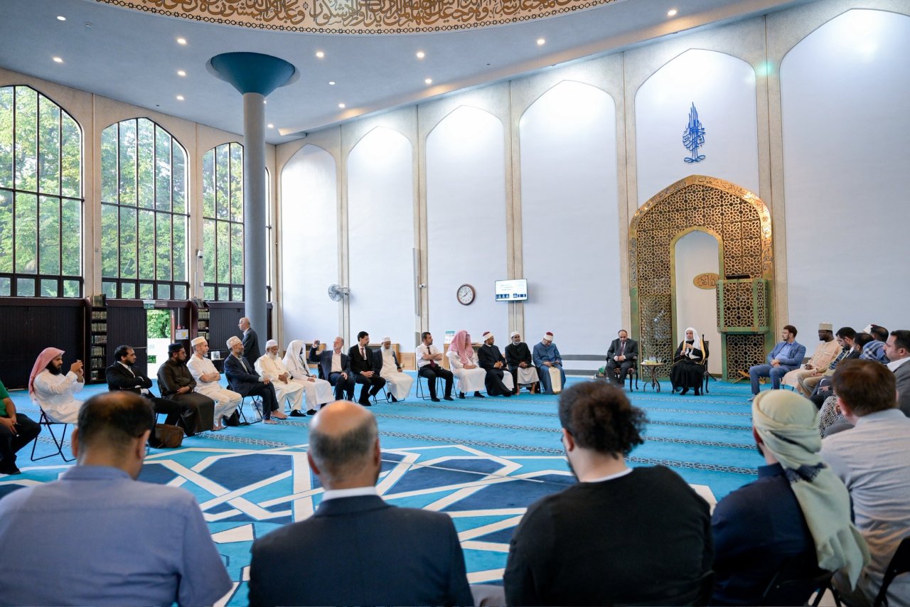 The Islamic Centre in London, the capital of the United Kingdom, hosted an extensive meeting between the Secretary-General and President of the Organisation of Muslim Scholars, Sheikh MohammedAlissa, and Muslim officials from across the United Kingdom.