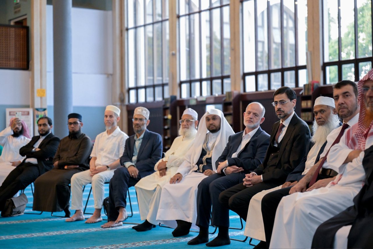 The Islamic Centre in London, the capital of the United Kingdom, hosted an extensive meeting between the Secretary-General and President of the Organisation of Muslim Scholars, Sheikh MohammedAlissa, and Muslim officials from across the United Kingdom.