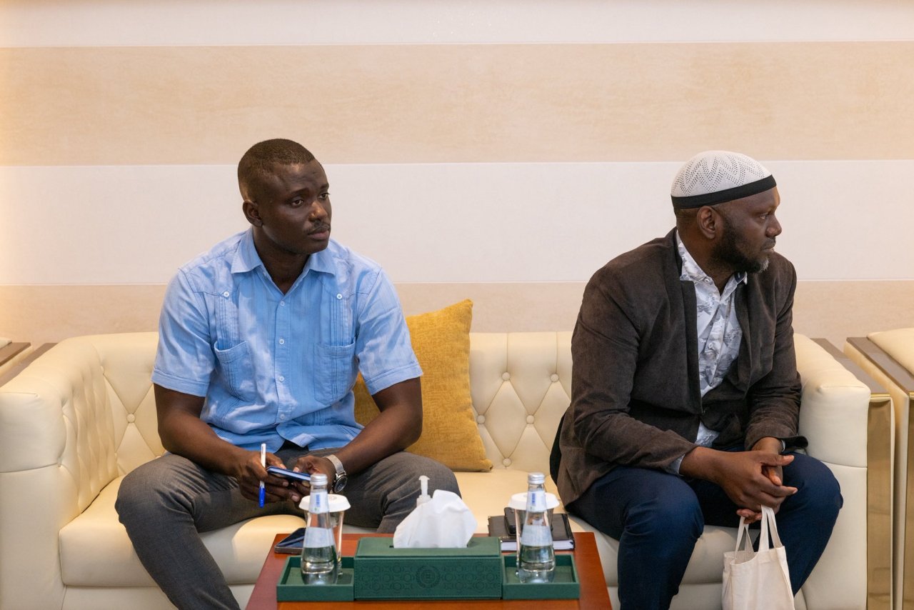 استقبل معالي الأمين العام، رئيس هيئة علماء المسلمين، فضيلة الشيخ د.⁧‫محمد العيسى‬⁩ ⁦‬⁩، في مكتبه، سعادةَ سفير جمهورية غينيا بيساو لدى المملكة العربية السعودية، السيد دينو سيدي