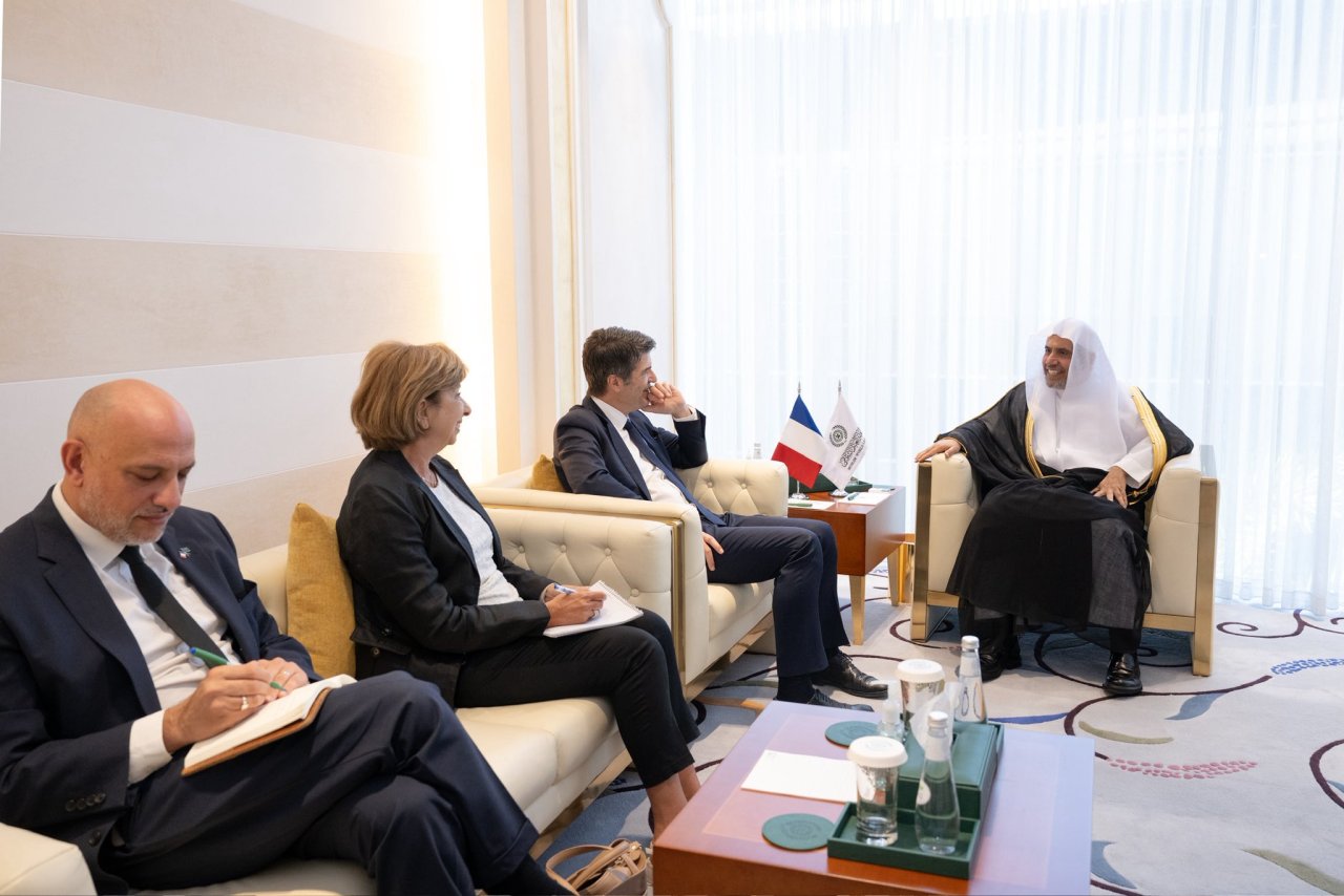 ‏التقى معالي الأمين العام، رئيس هيئة علماء المسلمين، فضيلة الشيخ د.⁧‫محمد العيسى‬⁩ ⁦‪‬⁩، في مكتبه بالرياض، ظهر اليوم، سعادةَ سفير الجمهورية الفرنسية لدى المملكة العربية السعودية، السيد باتريك ميزوناف. ‏وجرى خلال اللقاء مناقشةُ الموضوعات ذات الاهتمام المُشترَك.