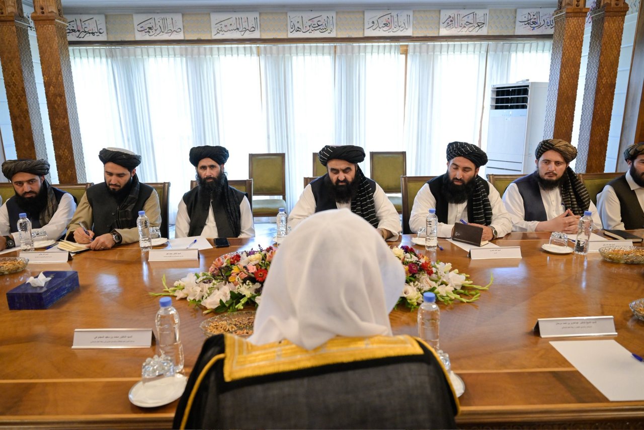 Yang Mulia Sekretaris Jenderal LMD, Ketua Organisasi Ulama Muslim, Syekh Dr. Mohammed Alissa, bertemu dengan Yang Mulia Menteri Luar Negeri Afghanistan, Mawlawi Amir Khan Muttaqi, di markas Dewan Keamanan yang terletak di Istana Perdana Menteri.