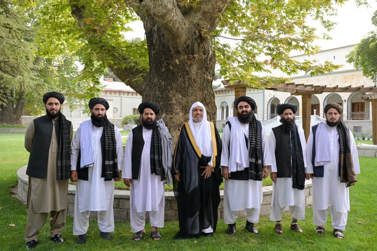 Yang Mulia Sekretaris Jenderal LMD, Ketua Organisasi Ulama Muslim, Syekh Dr. Mohammed Alissa, bertemu dengan Yang Mulia Menteri Luar Negeri Afghanistan, Mawlawi Amir Khan Muttaqi, di markas Dewan Keamanan yang terletak di Istana Perdana Menteri.