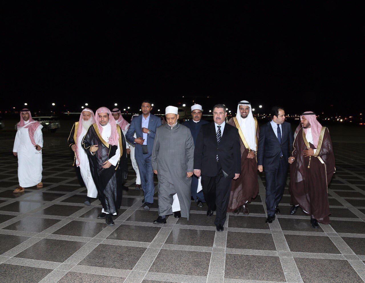 Le SG recevant aujourd'hui le doyen de l'université &quot;Al Azhar&quot; le D Ahmed Ataïb à l aéroport international de Jeddah