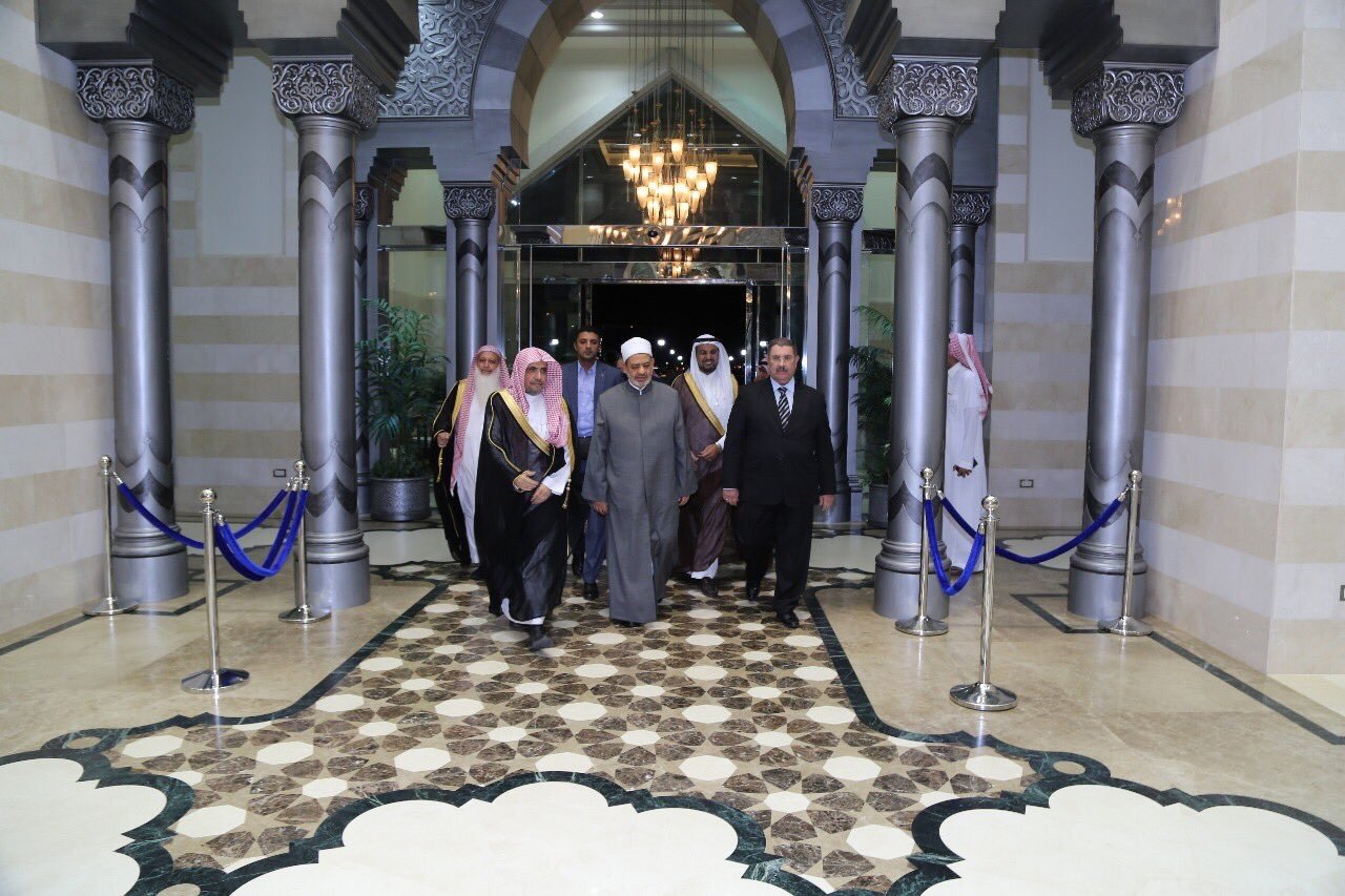 Le SG recevant aujourd'hui le doyen de l'université &quot;Al Azhar&quot; le D Ahmed Ataïb à l aéroport international de Jeddah