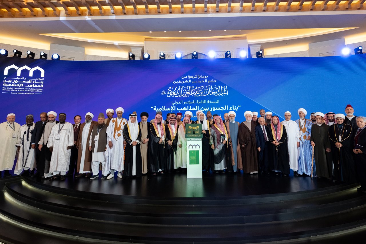 ‏&quot;موسوعةُ المؤتلفِ الفكريِّ الإسلاميِّ&quot;: ‏نحو 1800 صفحة، شارك في صياغتها 60 عالمًا شرعيًّا ومفكرًا إسلاميًّا من مختلف المذاهب والمدارس، لتكون مَعلَمًا مُضيئًا في مسيرة وحدة الأمّة