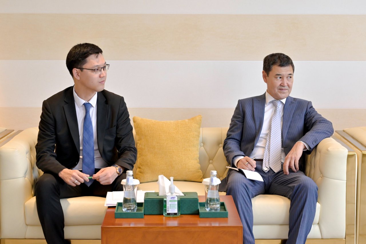 ‏استقبلَ معالي الأمين العام، رئيس هيئة علماء المسلمين، فضيلة الشيخ د.⁧‫محمد العيسى‬⁩‬⁩ ، في مكتبه بالرياض، ظُهرَ اليوم، سعادةَ سفير جمهورية كازاخستان لدى المملكة العربية السعودية، السيد ماديار مينيلبيكوف