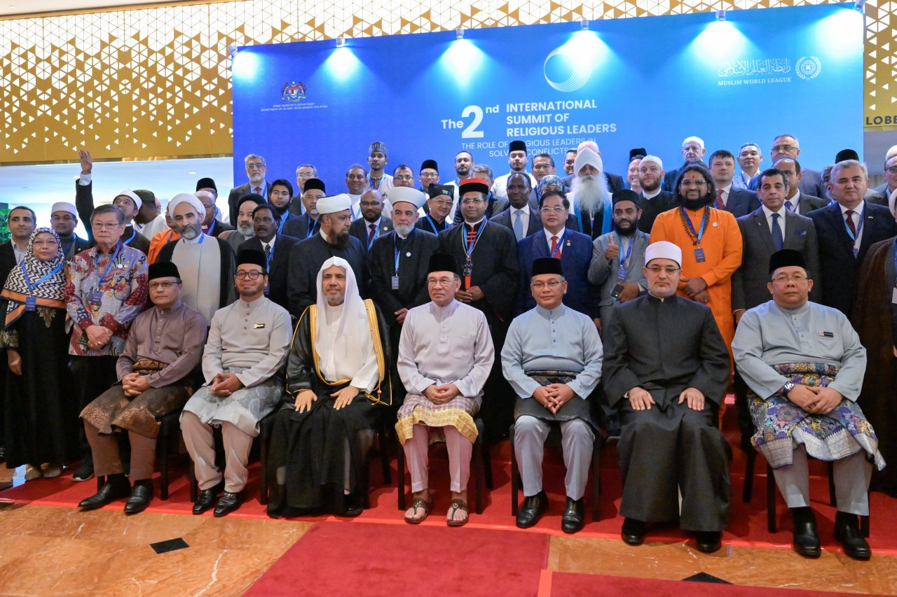 ‏2 ‏وتُناقِشُ القمّة جملةً من المحاور المهمّة، بما في ذلك: دور القادة الدينيين في التصدّي لمظاهر العنف وحالات الصراع، ودور الدبلوماسية الدينية من منطلق تأثيرها الروحي في الإسهام بمعالجة الخلافات والصراعات.  ‏كما تناقش تَبادُل الخبرات في إدارة التنوّع الديني، إضافةً إلى مأساة غزّة، وما تَعكسه من عجْز دولي وتزييف للقيم الإنسانية.  ‏وتُناقش كذلك موضوع: النزاعات ذات الأبعاد الدينية، سواء في جذورها أو توظيفها.