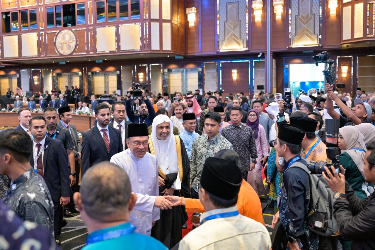 ‏2 ‏وتُناقِشُ القمّة جملةً من المحاور المهمّة، بما في ذلك: دور القادة الدينيين في التصدّي لمظاهر العنف وحالات الصراع، ودور الدبلوماسية الدينية من منطلق تأثيرها الروحي في الإسهام بمعالجة الخلافات والصراعات.  ‏كما تناقش تَبادُل الخبرات في إدارة التنوّع الديني، إضافةً إلى مأساة غزّة، وما تَعكسه من عجْز دولي وتزييف للقيم الإنسانية.  ‏وتُناقش كذلك موضوع: النزاعات ذات الأبعاد الدينية، سواء في جذورها أو توظيفها.