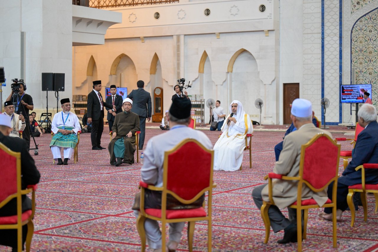 معالي الأمين العام، رئيس هيئة علماء المسلمين، فضيلة الشيخ د.⁧‫محمد العيسى‬⁩‬⁩، يعقد جلسةً علمية داخل الجامع مع كبار علماء آسيان تناولت تشخيص وتحليل وسبُل معالجة رُهاب الإسلام &quot;الإسلاموفوبيا&quot;