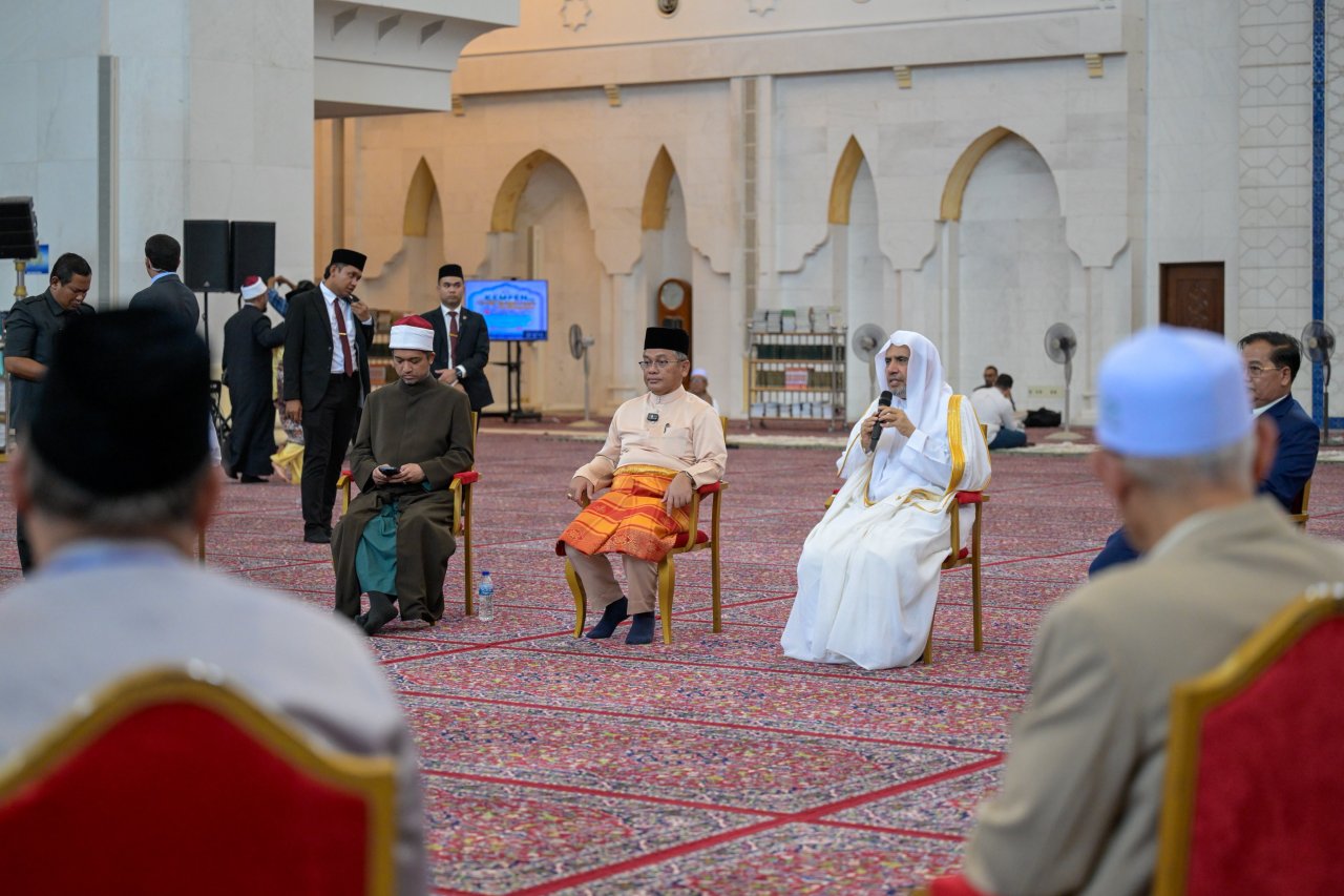 معالي الأمين العام، رئيس هيئة علماء المسلمين، فضيلة الشيخ د.⁧‫محمد العيسى‬⁩‬⁩، يعقد جلسةً علمية داخل الجامع مع كبار علماء آسيان تناولت تشخيص وتحليل وسبُل معالجة رُهاب الإسلام &quot;الإسلاموفوبيا&quot;