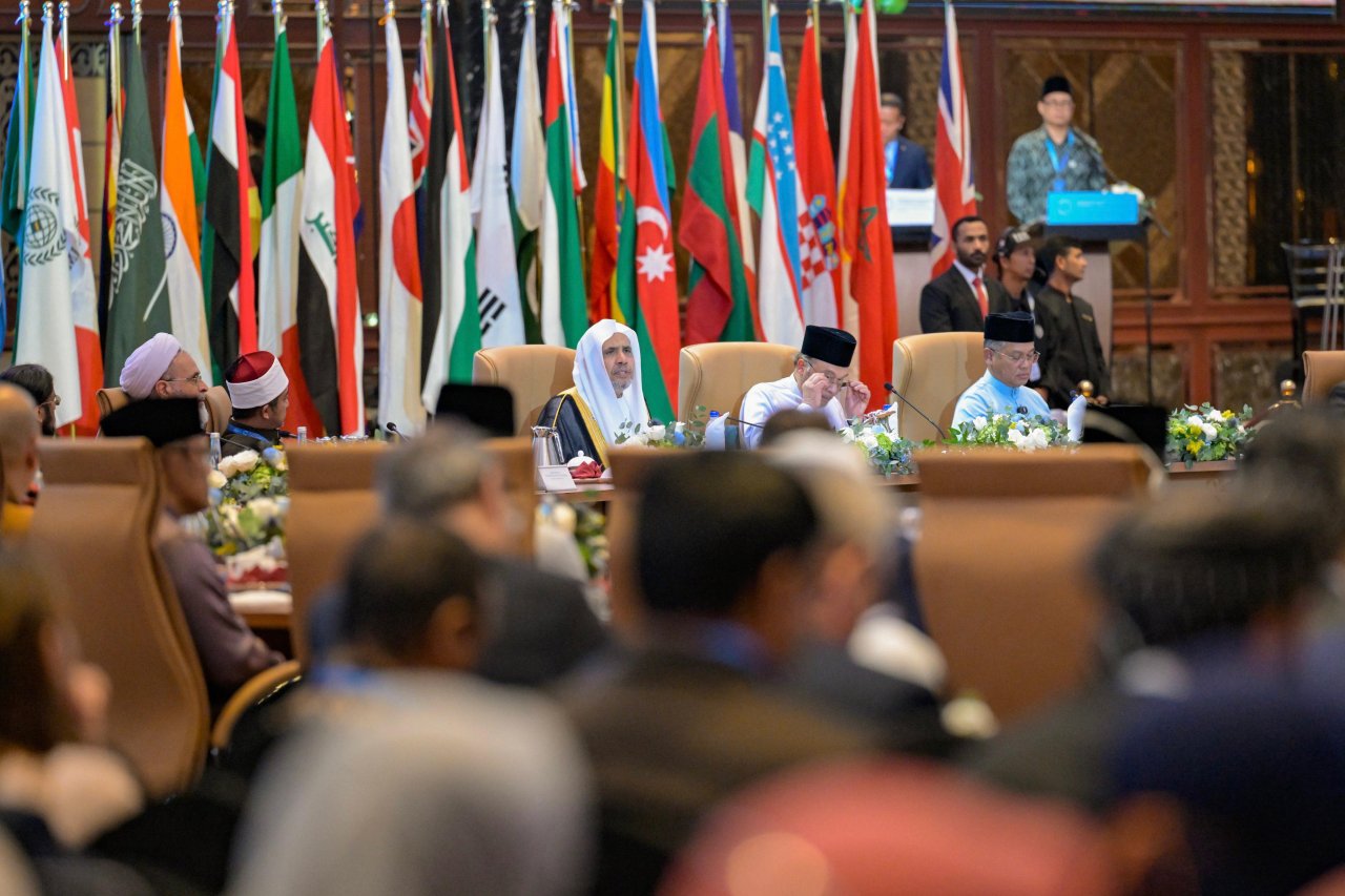 نظَّمتها رابطة العالم الإسلامي بالشراكة مع الحكومة الماليزية بمشاركة ٤٠٠ شخصية من كبار القيادات الدينية حول العالم  القمة الدولية لقيادات الأديان تدين مجازر غزة.. وتؤكّد تأييدها الوثيقة الختامية لمؤتمر حلّ الدولتين  أنور إبراهيم: العالم يشهد اليوم عجزًا وتراجعًا في الثقة  أنور إبراهيم: أزمة غزة أظهرت أنَّ المجتمع الدولي فقد حماسته وشغفه بالعدالة والإنسانية  د.العيسى: سلام عالمنا ليس مجرَّد خيار بل ضرورةٌ تتعلَّق بوجوده ومصداقية ميثاقه الدولي  د.العيسى: القمة تضع قادة التنوع الديني أمام مصداقية دعوتهم للقيم