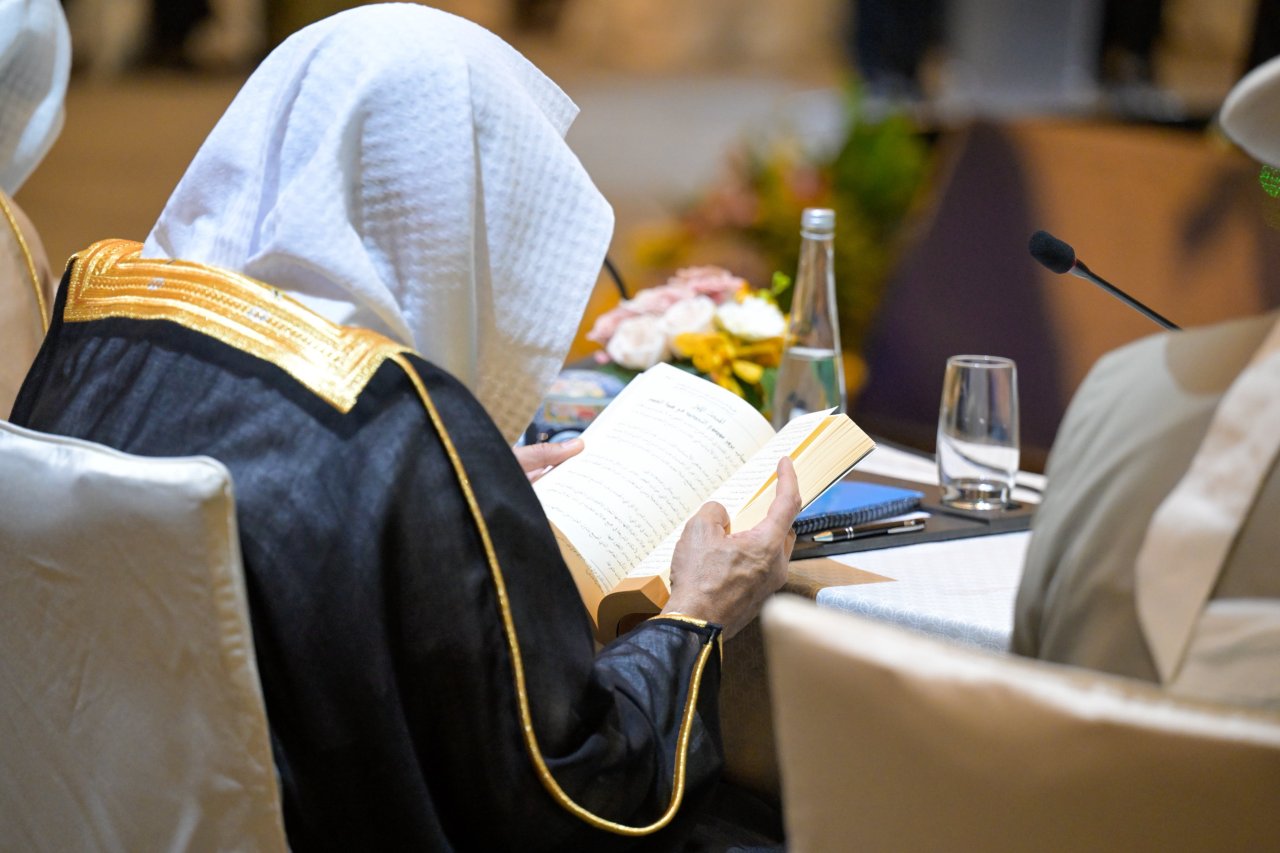 ‏الأولُ من نوعه، وقامت بإنجازه نخبة من الأكاديميين والباحثين من ذوي الاختصاص.. ‏مجموعةُ بحوثِ &quot;ملتقى الفقهاء الأول&quot; الذي نظّمه المجمع الفقهي التابع لرابطة العالم الإسلامي، في العاصمة الماليزية كوالالمبور، تقدِّم حزمة واسعة من البحوث والدراسات التي تُعَدّ دليلاً إرشاديّاً لتدريس مادة الفقه في المؤسسات الشرعية بالعالم الإسلامي.