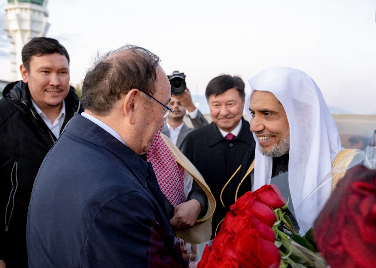 ‏بدعوةٍ حكوميّةٍ لإجراء عددٍ من اللقاءات والفعاليات رفيعة المستوى، ذات الصلة بمهامّ الرابطة وفق رسالتها العالميّة:  ‏معالي الأمين العام، رئيس هيئة علماء المسلمين، الشيخ د.⁧‫محمد العيسى‬⁩‬⁩ يصل مساء اليوم العاصمة الكازاخية &quot;أستانا&quot;، وكان في استقباله قياديّو مجلس الشيوخ، وسماحة المفتي العام، وعددٌ من كبار المسؤولين.