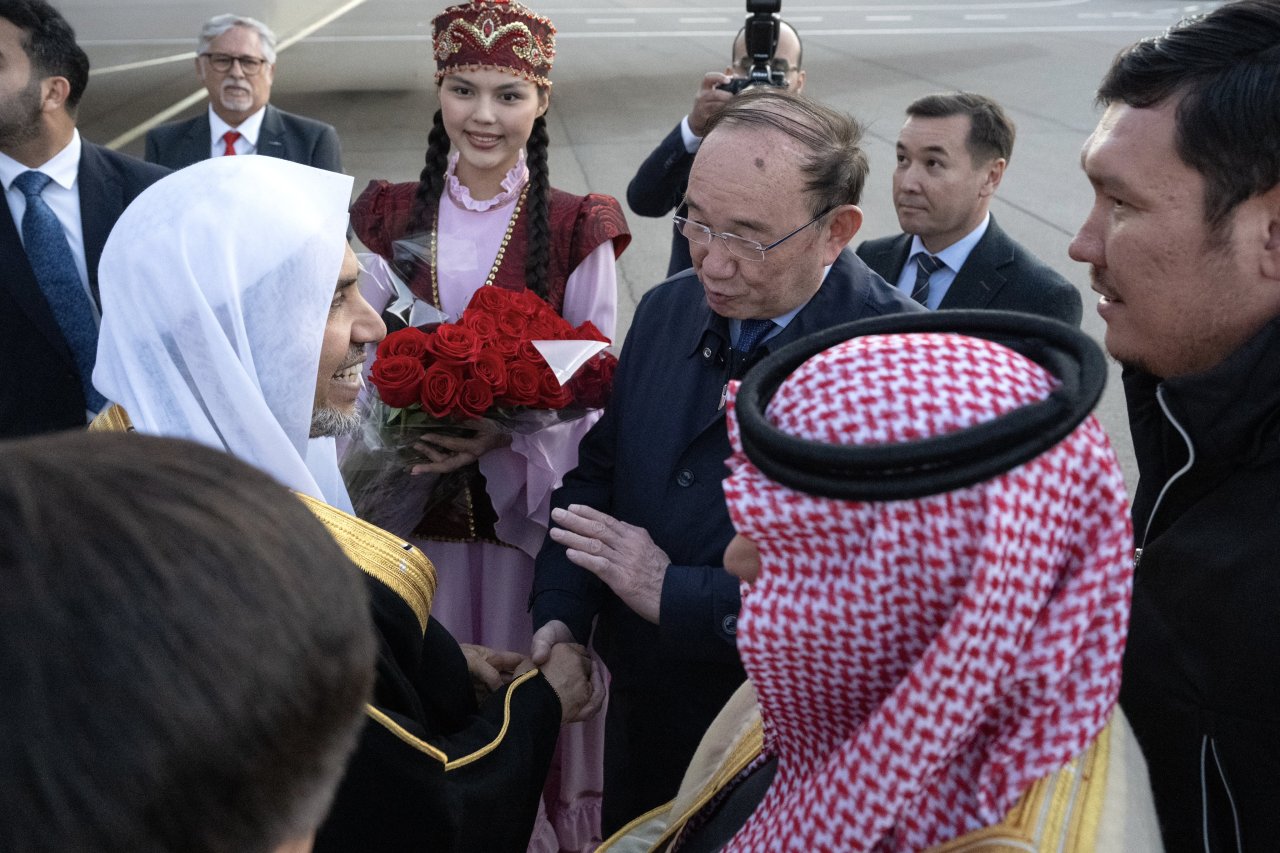 ‏بدعوةٍ حكوميّةٍ لإجراء عددٍ من اللقاءات والفعاليات رفيعة المستوى، ذات الصلة بمهامّ الرابطة وفق رسالتها العالميّة:  ‏معالي الأمين العام، رئيس هيئة علماء المسلمين، الشيخ د.⁧‫محمد العيسى‬⁩‬⁩ يصل مساء اليوم العاصمة الكازاخية &quot;أستانا&quot;، وكان في استقباله قياديّو مجلس الشيوخ، وسماحة المفتي العام، وعددٌ من كبار المسؤولين.
