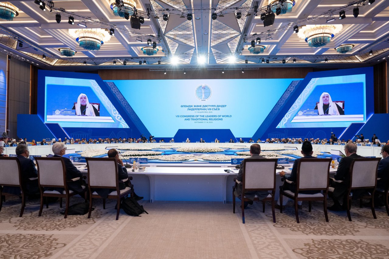 بصفةِ ضيفِ شرفٍ للنسخة الثامنة، معالي الأمين العام لرابطة العالم الإسلامي يشاركُ فخامةَ رئيس كازاخستان حفلَ افتتاح مؤتمر قادة الأديان  أسْتانا: حلَّ معالي الأمين العام لرابطة العالم الإسلامي، رئيس هيئة علماء المسلمين، فضيلة الشيخ الدكتور محمد بن عبدالكريم العيسى، &quot;ضيفَ شرفٍ&quot; على المؤتمر الثامن لقادة الأديان المنعقد في جمهورية كازاخستان. وألقى فضيلتُه كلمة تطرّقَ فيها إلى التحوّلات الدولية المقلقة التي تفاقمت فيها كثير من المآسي والتحدّيات، وطالت نظامَنا العالمي وهدّدت تماسكَ شرعيته الدولية، مشدِّدًا في هذا