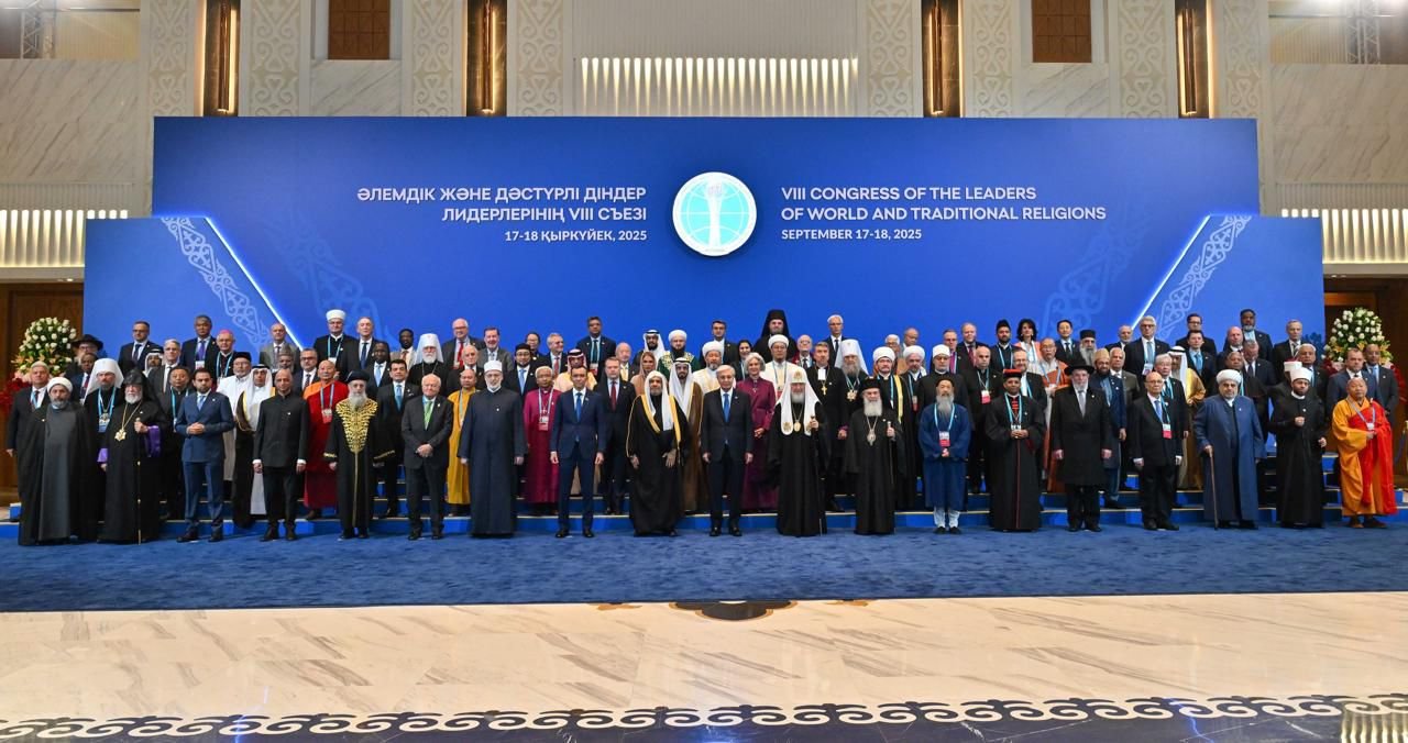 بصفةِ ضيفِ شرفٍ للنسخة الثامنة، معالي الأمين العام لرابطة العالم الإسلامي يشاركُ فخامةَ رئيس كازاخستان حفلَ افتتاح مؤتمر قادة الأديان  أسْتانا: حلَّ معالي الأمين العام لرابطة العالم الإسلامي، رئيس هيئة علماء المسلمين، فضيلة الشيخ الدكتور محمد بن عبدالكريم العيسى، &quot;ضيفَ شرفٍ&quot; على المؤتمر الثامن لقادة الأديان المنعقد في جمهورية كازاخستان. وألقى فضيلتُه كلمة تطرّقَ فيها إلى التحوّلات الدولية المقلقة التي تفاقمت فيها كثير من المآسي والتحدّيات، وطالت نظامَنا العالمي وهدّدت تماسكَ شرعيته الدولية، مشدِّدًا في هذا