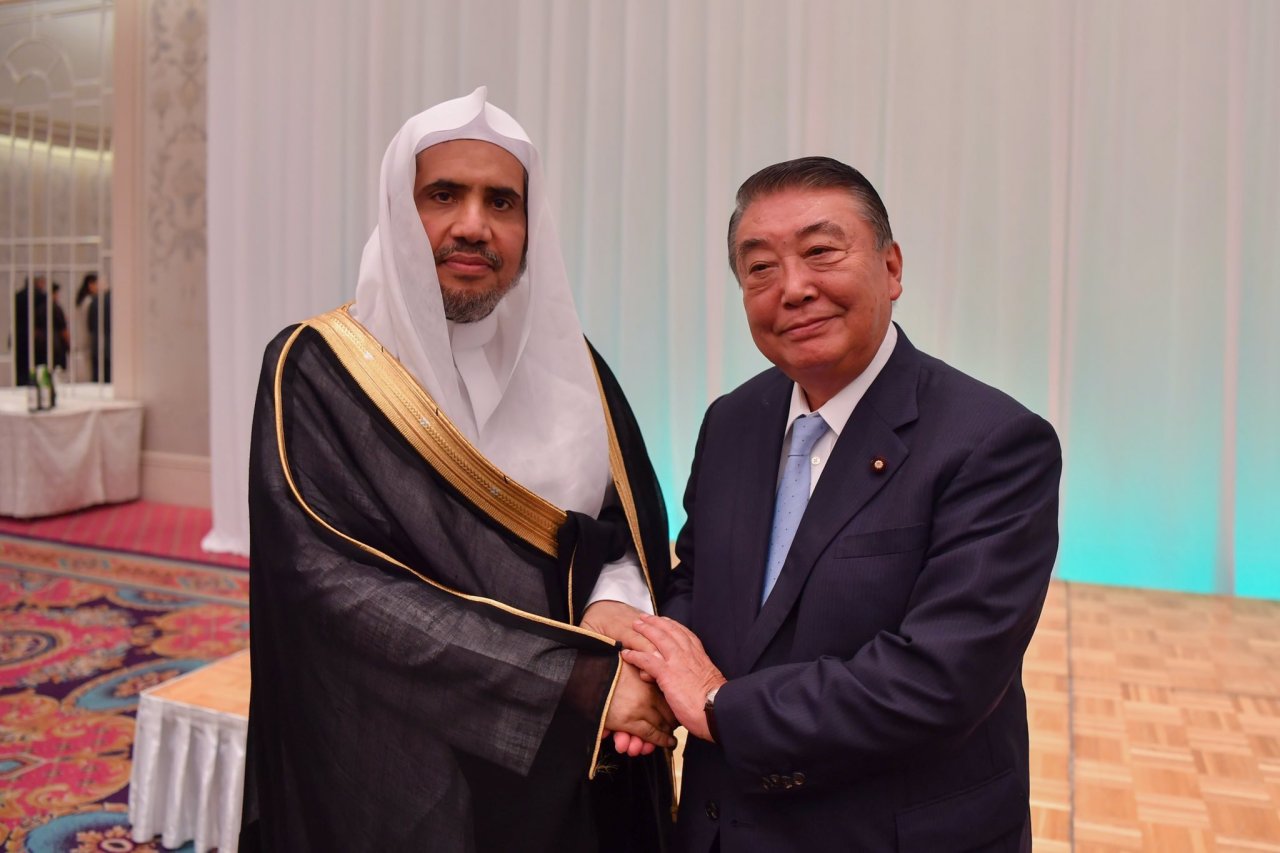 Le Secrétaire Général et Docteur Mohamed Al Issa rencontrant le Président du Parlement japonais.
