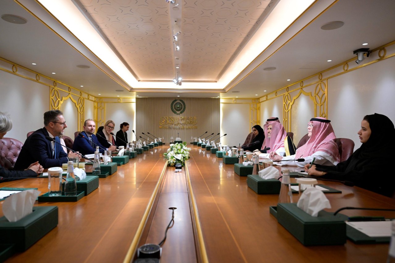 ‏استقبل معالي الأمين العام لرابطة العالم الإسلامي رئيس هيئة علماء المسلمين فضيلة الشيخ د.⁧‫محمد العيسى‬⁩ ‬⁩، في مكتبة بالرياض وفداً من القيادات الفكرية الألمانية من مختلف مراكز الأبحاث والفكر