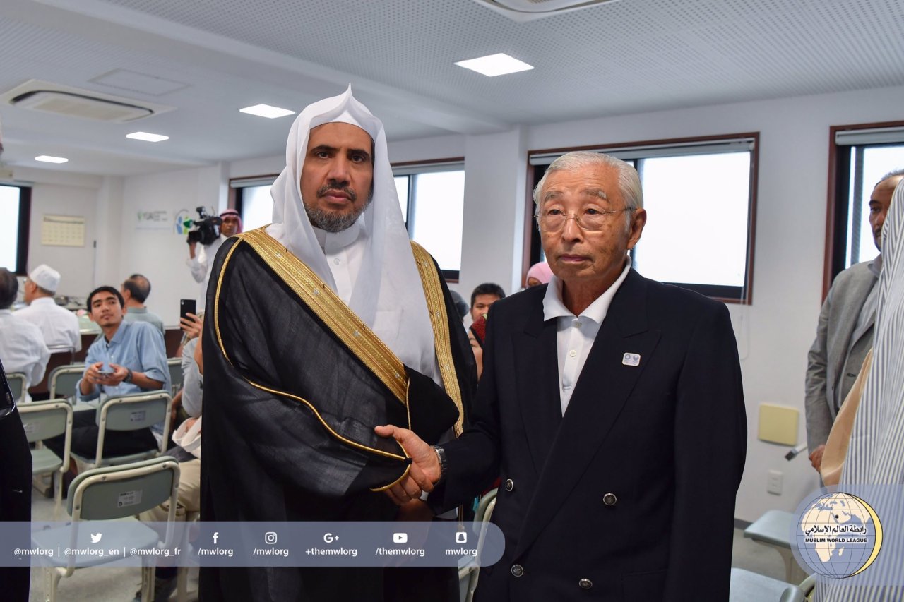 En présence du frère de l'Empereur du Japon, d'intellectuels et de diplomates, le SG inaugure un centre académique islamique à Tokyo.