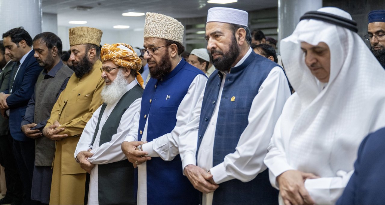 ‏معالي الأمين العام، رئيس هيئة علماء المسلمين، فضيلة الشيخ د.⁧‫محمد العيسى‬⁩ ⁦‬⁩، يخطُب الجمعةَ من على منبر جامع: &quot;البرلمان&quot;، و&quot;مجلس الشيوخ&quot;، بحضور الأعضاء، وحُكَّام بعض الولايات وعددٍ من الوزراءِ، وجمعٍ من المصلين