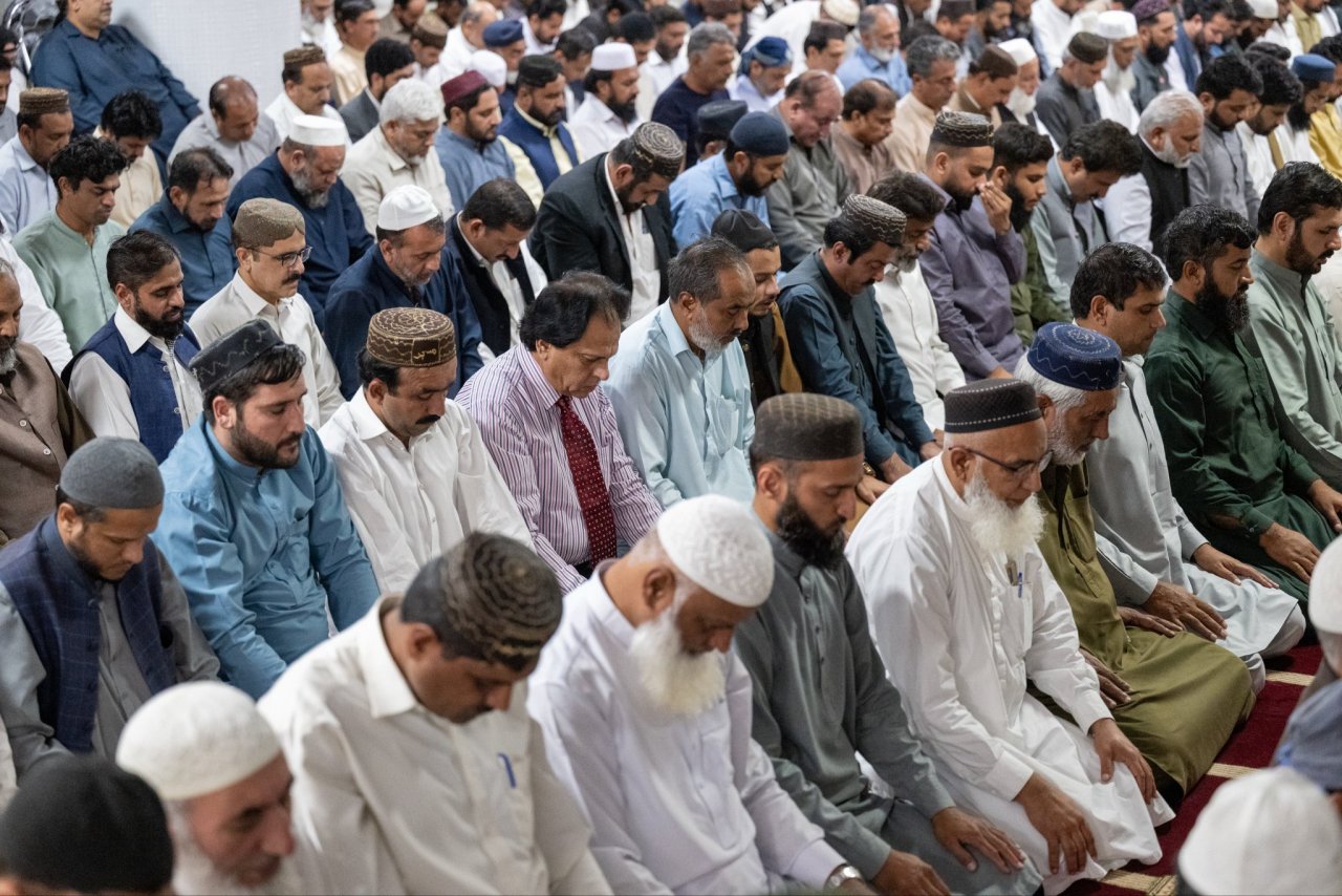 ‏معالي الأمين العام، رئيس هيئة علماء المسلمين، فضيلة الشيخ د.⁧‫محمد العيسى‬⁩ ⁦‬⁩، يخطُب الجمعةَ من على منبر جامع: &quot;البرلمان&quot;، و&quot;مجلس الشيوخ&quot;، بحضور الأعضاء، وحُكَّام بعض الولايات وعددٍ من الوزراءِ، وجمعٍ من المصلين