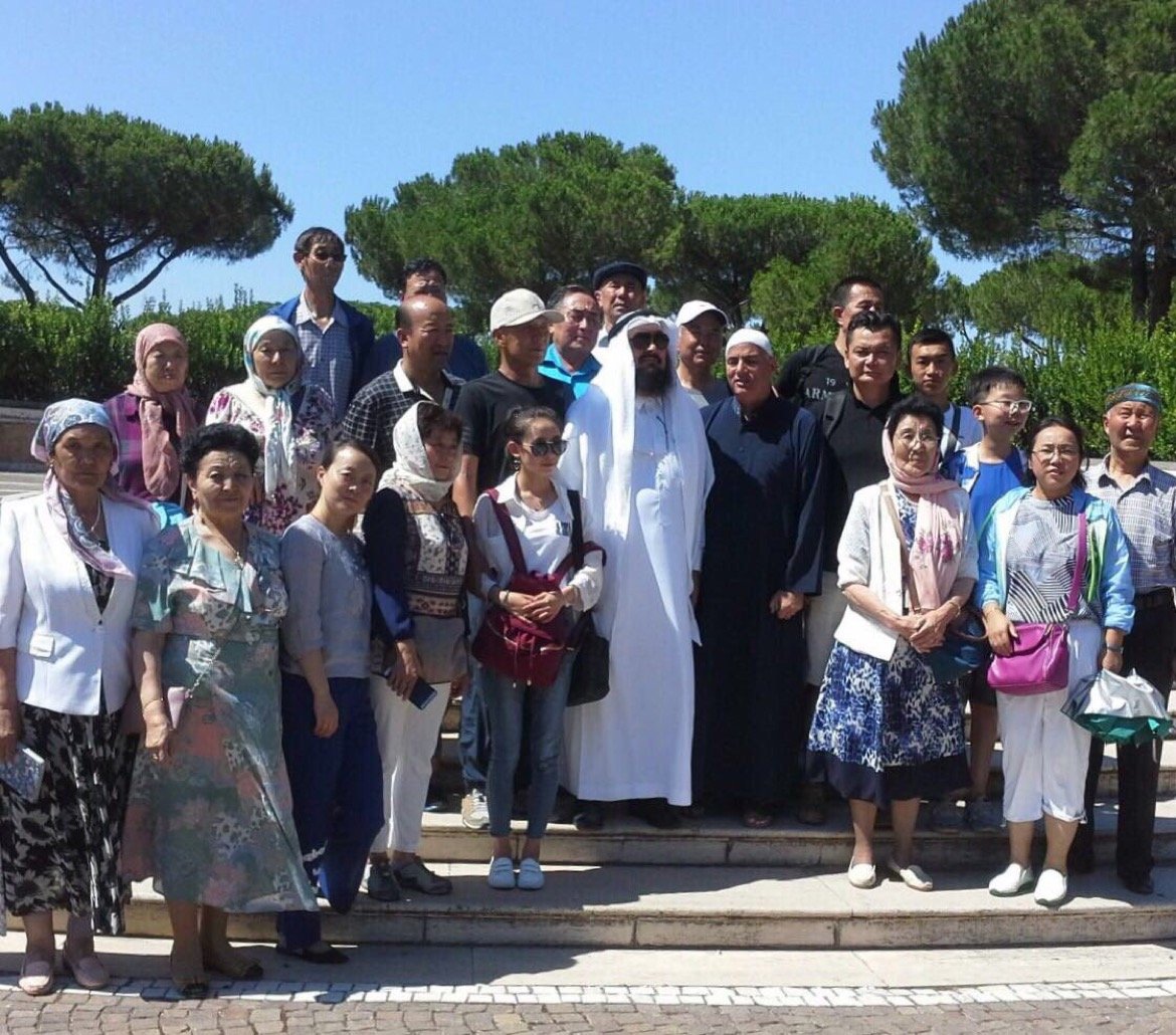 Le Directeur du bureau de la LIM à Rome, le Docteur AbdoulAziz Al Sarhane, recevant un groupe de musulmans de Chine en visite en Italie