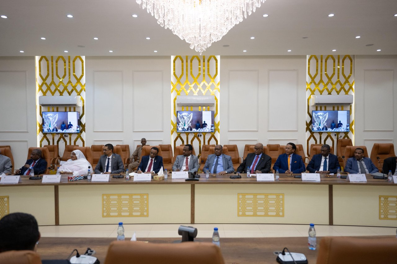 رئيس الوزراء السوداني يستقبل الأمين العام لرابطة العالم الإسلامي  عقَد الجانبان جلسةَ مباحثات رسمية حول دور العلماء في بيان الحق الشرعي وتعزيز الوعي الديني والأمن المجتمعي  بورتْ سودان: استقبل دولةُ رئيس الوزراء بجمهورية السودان، البروفيسور كامل إدريس، معاليَ الأمين العام لرابطة العالم الإسلامي، رئيس هيئة علماء المسلمين، فضيلة الشيخ الدكتور محمد العيسى؛ الذي وصل إلى السودان في زيارة رسمية على رأس وفد من رابطة العالم الإسلامي.  وعقَد دولة رئيس الوزراء ومعالي الأمين العام للرابطة، جلسةَ مباحثات رسمية، بحضور أ