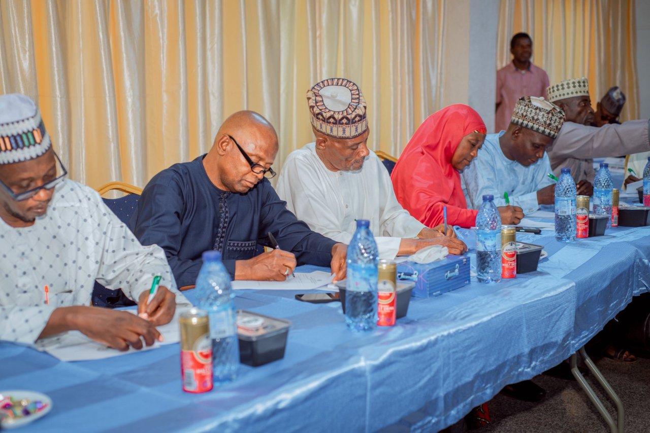 تنفِّذ ⁧‫رابطة العالم الإسلامي‬⁩، في نيجيريا، برنامجاً تدريبيّاً لممرِّضي العيون والممارِسين الصحيِّين، يركّز على بناء القُدرات، ورفع الكفاءة في تقديم الخدمات الأساسية